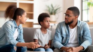 Un-padre-conversando-con-sus-hijos-en-la-disyuntiva-de-si-debe-decir-a-un-niño-que-es-adoptado